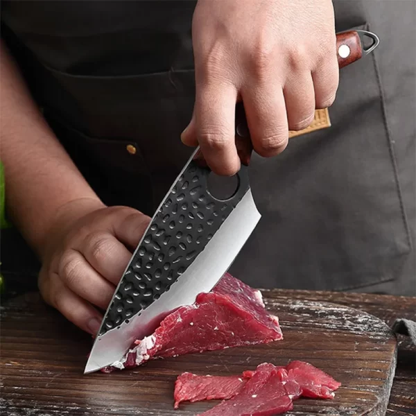 מגוון סכיני שף מקצועיים לחיתוך וקיצוץ בשר ובכלל.