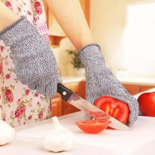 כפפות להגנה מחיתוך הידיים במטבח. מאפשרות לבצע חיתוך ירקות בשר וכדומה בביטחון מושלם