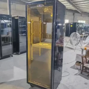 מקפיא משקאות עם דלת זכוכית מלאה