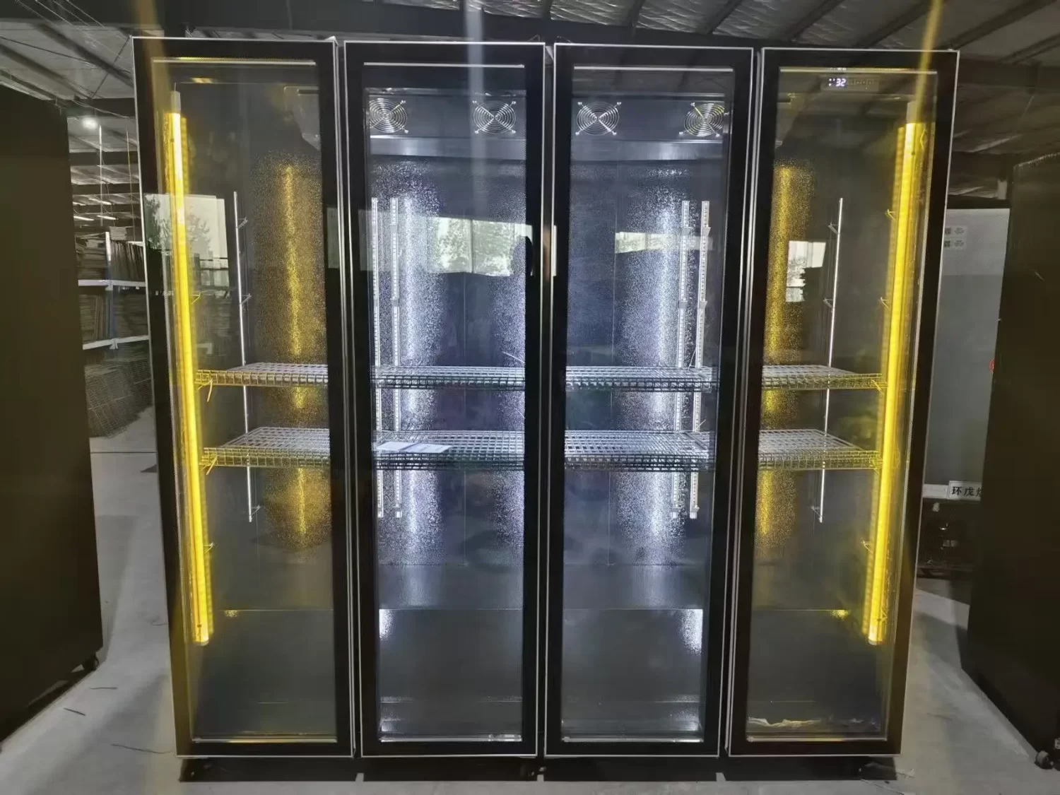 מקפיא משקאות עם דלת זכוכית מלאה