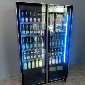 מקרר תצוגה אנכי עם דלת זכוכית בצבע שחור